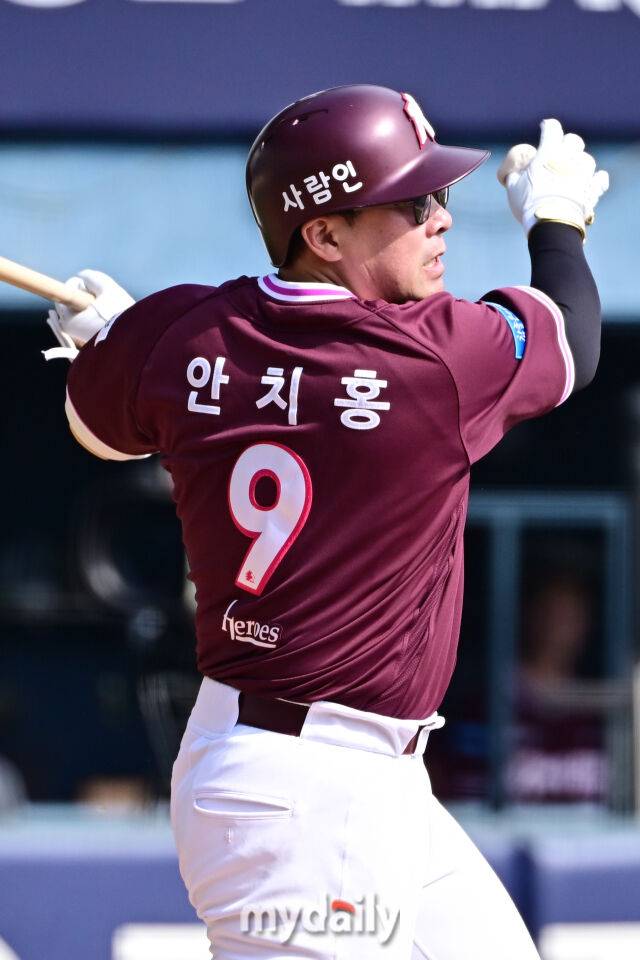 23일 서울 잠실야구장에서 열린 '2026 신한 SOL BANK KBO리그' LG 트윈스와 키움 히어로즈 시범경기. 키움 안치홍이 7회초 2사 만루에 3타점 적시 2루타를 치고 있다./잠실=한혁승 기자 hanfoto@mydaily.co.kr