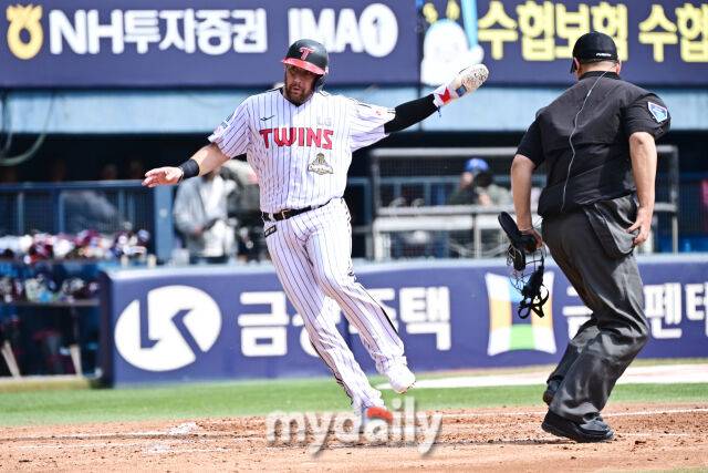 23일 서울 잠실야구장에서 열린 '2026 신한 SOL BANK KBO리그' LG 트윈스와 키움 히어로즈 시범경기.LG 오스틴이 4회초 2사 1루 박동원 안타에 역전 득점을 올리고 있다./마이데일리