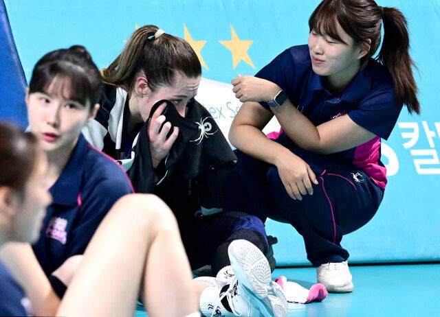 흥국생맹 레베카가 준플레이오프에서 패한 뒤 눈물을 흘리고 있다 / 한국배구연맹(KOVO)