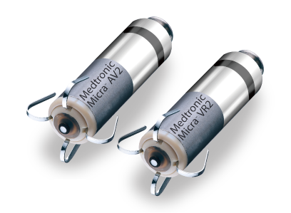 메드트로닉 무전극선 심박동기 마이크라 AV2(Micra™ AV2)와 마이크라 VR2(Micra™ VR2). 배터리 수명 16-17년으로 연장돼 환자 80%는 평생 단일 기기로 치료받을 수 있다. [메드트로닉 제공]