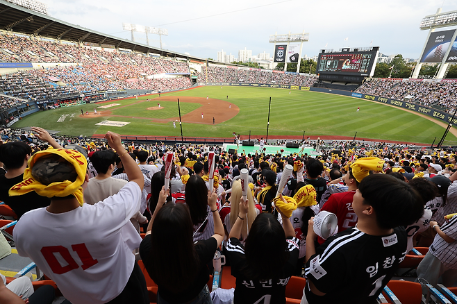 관중이 가득 들어찬 잠실야구장 모습 [연합]