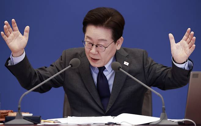 이재명 대통령이 24일 청와대에서 열린 국무회의에서 발언하고 있다. [연합]