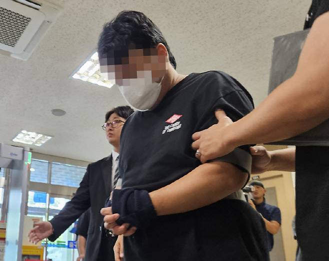 생후 한 달여 된 아들을 때려 숨지게 한 30대 남성이 지난해 9월 15일 구속 전 피의자 심문(영장실질심사)을 받기 위해 대구지법 영장 실질 법정으로 들어가고 있다. (사진=연합뉴스)