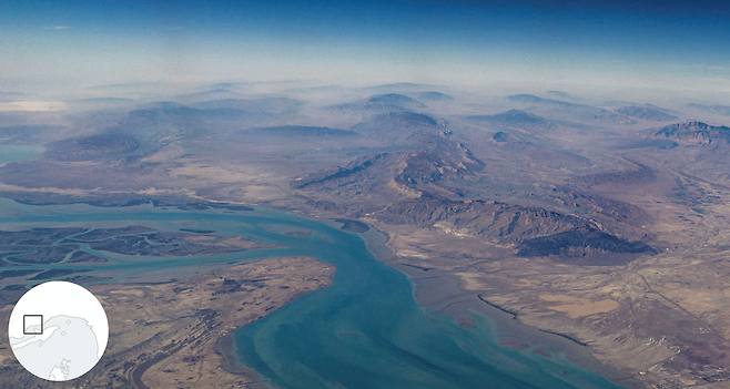 호르무즈 해협은 폭이 좁고 수심이 얕아 선박들이 특정 항로로 밀집해 이동할 수밖에 없다.[로이터]