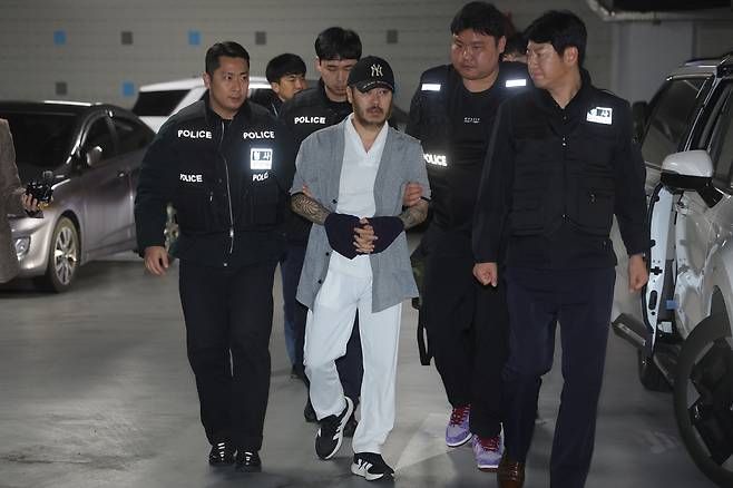 25일 오전 박왕열이 경기도 의정부시 경기북부경찰청으로 압송되고 있다. [연합]