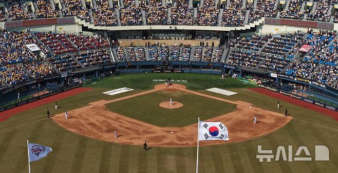 [서울=뉴시스] 김금보 기자 = 22일 서울 송파구 잠실야구장에서 프로야구 2025 KBO리그 개막전 롯데 자이언츠 대 LG 트윈스의 경기가 열리고 있다. 2025.03.22. kgb@newsis.com