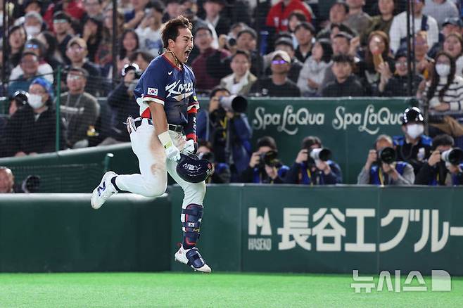 [도쿄=뉴시스] 권창회 기자 = 9일 일본 도쿄돔에서 열린 2026 WBC 조별리그 C조 4차전 한국과 호주의 경기, 9회초 1사 1,3루 한국 안현민이 1타점 희생타를 터트린 후 환호하고 있다. 2026.03.09. kch0523@newsis.com