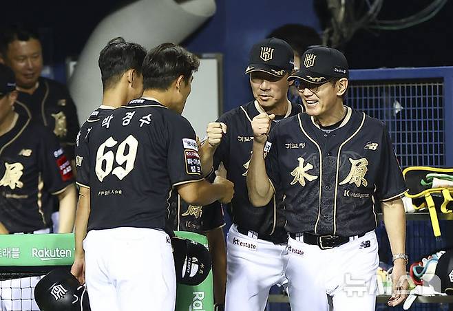 [서울=뉴시스] 김근수 기자 = 11일 서울 송파구 잠실야구장에서 열린 2025 KBO리그 KT 위즈 대 LG 트윈스의 경기에서 KT위즈가 6-4로 승리를 거두고 이강철 KT위즈 감독과 코칭 스태프들끼리 인사를 나누고 있다. 2025.09.11. ks@newsis.com