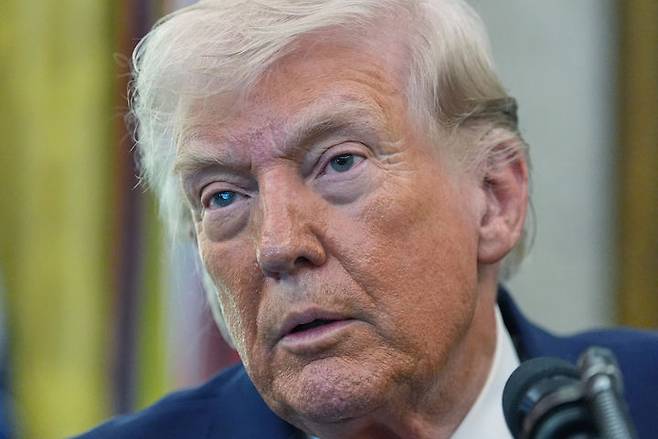 [워싱턴=AP/뉴시스]도널드 트럼프 미국 행정부가 이란에 종전 조건 15개항을 전달하면서 1개월간 휴전을 제안할 가능성이 있다는 이스라엘 측 보도가 나왔다. 사진은 트럼프 대통령이 24일(현지 시간) 백악관 집무실에서 개최한 마크웨인 멀린 신임 국토안보부 장관 임명식에서 발언하는 모습. 2026.03.25.