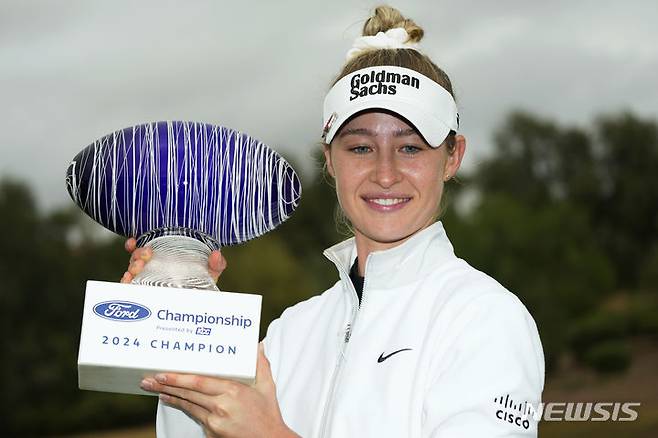 [길버트=AP/뉴시스] 넬리 코르다가 지난달 31일(현지시각) 미 애리조나주 길버트의 세빌 골프&컨트리클럽에서 열린 미국여자프로골프(LPGA) 투어 포드 챔피언십 정상에 올라 트로피를 들고 포즈를 취하고 있다. 코르다는 최종 합계 20언더파 268타로 우승하며 최근 3개 대회에서 연속 우승했다. 2024.04.01.