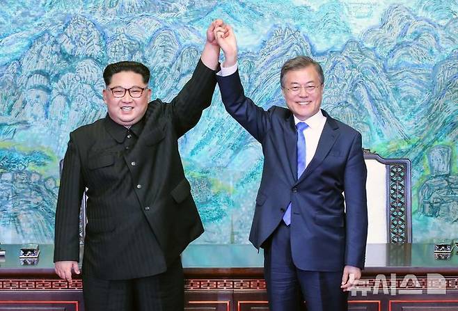 [판문점=뉴시스] 전진환 기자 = 문재인 대통령과 김정은 국무위원장이 27일 오후 판문점 평화의 집에서 열린 남북정상회담에서 한반도의 평화와 번영, 통일을 위한 판문점 선언문에 서명 후 서로 손을 잡고 위로 들어 보이고 있다. 2018.04.27.  amin2@newsis.com