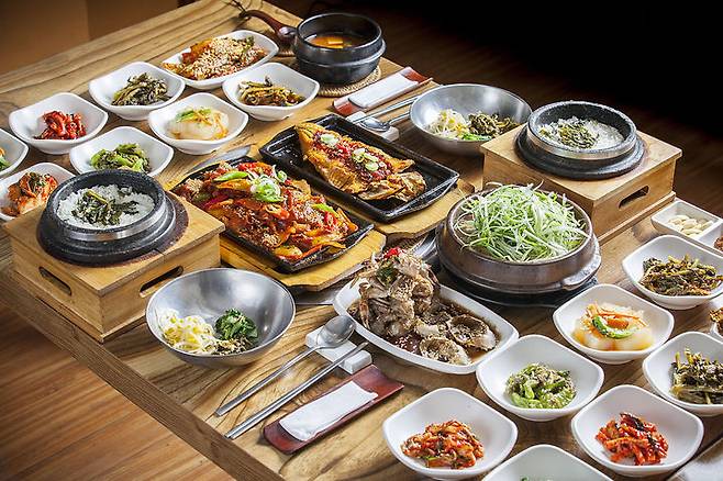 [서울=뉴시스] 지난 24일 엠브레인 트렌드모니터는 '외식 문화 및 반찬 리필 서비스 관련 인식 조사'의 결과를 발표했다. 조사에 따르면 응답자의 64.8%가 반찬 리필 서비스 유료화에 거부감을 드러냈다. (사진=유토이미지)