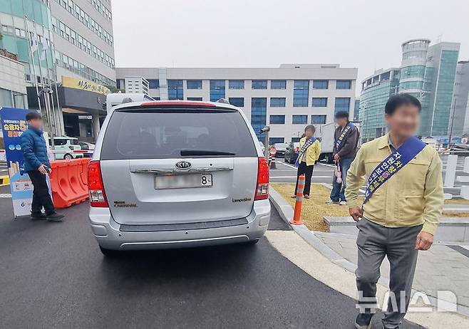 [광주=뉴시스] 이영주 기자 = 중동전쟁 여파에 따른 에너지 절약 정책으로 차량 5부제가 시행된 첫날인 25일 오전 광주 동구청 주차장에서 쉬는 번호판(3·8번)을 단 직원 차량이 입장을 제지받고 있다. (사진 = 광주 동구 제공) 2026.03.25. leeyj2578@newsis.com