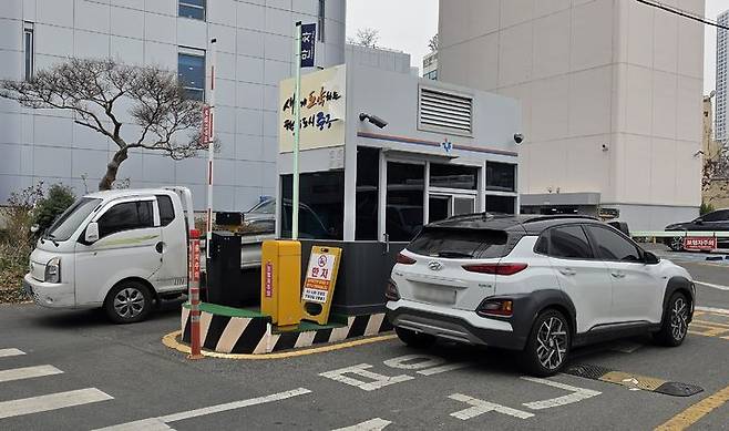 [대구=뉴시스] 이상제 기자 = 중동 사태에 따른 원유 수급 불안으로 공공부문 승용차 5부제가 시행된 25일 오전 대구 중구청 주차장 앞에 제도 시행을 알리는 안내판이 설치되지 않은 모습. 2026.03.25. king@newsis.com *재판매 및 DB 금지