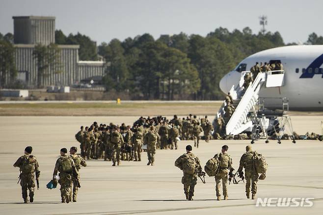 [포트 브래그=AP/뉴시스] 도널드 트럼프 미국 행정부가 해병대 상륙부대 증파에 이어 본토의 공수부대 병력 2000여명을 중동으로 추가 파병할 것으로 알려졌다. 종전 협상을 앞두고 군사적 압박을 최대화하는 전략으로 보인다. 사진은 2022년 2월14일(현지시간) 미 노스캐롤라이나주 포트 브래그에서제82공수사단 병력이 폴란드행 수송기에 탑승하는 모습. 2026.03.25.