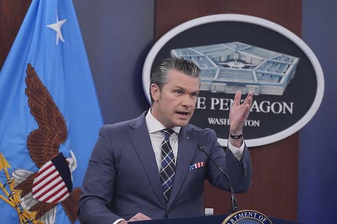 [워싱턴=AP/뉴시스]피트 헤그세스 미국 국방장관이 19일(현지 시간) 미 국방부에서 브리핑을 열고 발언하고 있다. 2026.03.19.