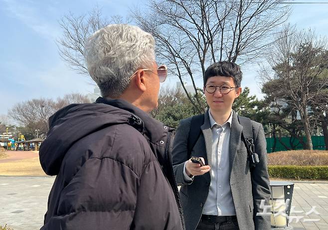 연수역 근처 문화공원에서 취재진과 인터뷰하는 조남기(67)씨. 전주은 인턴기자