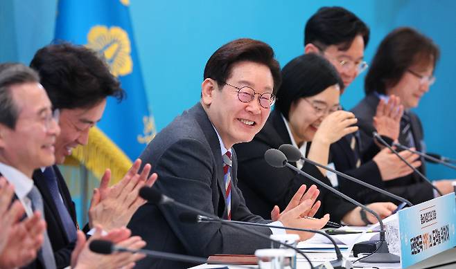 이재명 대통령이 20일 청와대 영빈관에서 열린 중소기업인과의 대화에서 한 참석자의 발언이 끝난 뒤 박수치고 있다. 연합뉴스