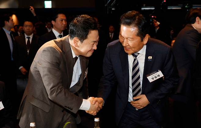 더불어민주당 정청래 더불어민주당 대표(오른쪽)와 국민의힘 장동혁 대표가 24일 서울 장충동 신라호텔에서 열린 매일경제 창간 60주년 기념 비전코리아 국민보고대회에서 인사를 하고 있다. 연합뉴스