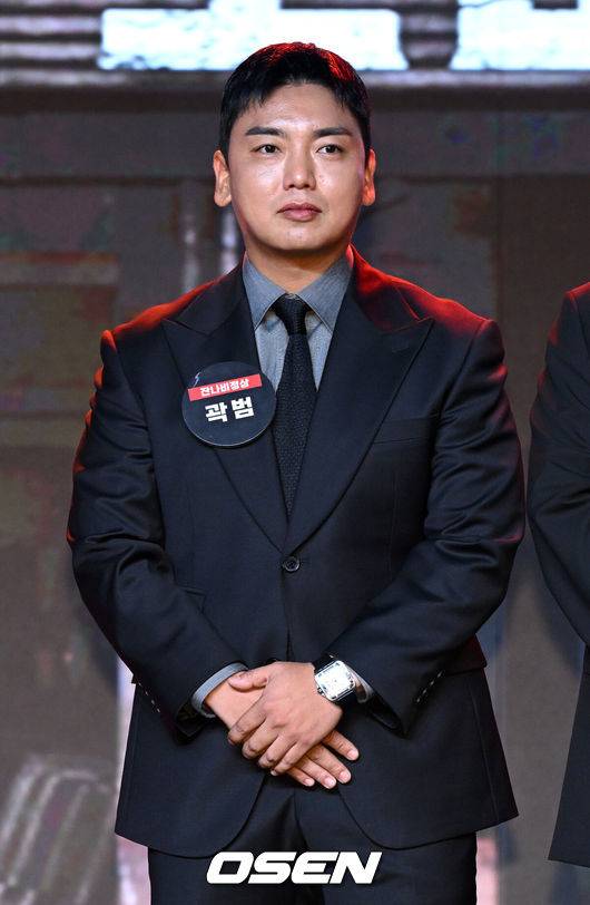 [OSEN=이대선 기자] 14일 오전 서울 동대문 브이스페이스에서 넷플릭스 예능 ‘코미디 리벤지’ 제작발표회가 열렸다.‘코미디 리벤지​’는 ‘코미디 로얄’ 우승팀 이경규팀이 판을 깔고 K-코미디 대표주자들이 각잡고 웃음 터뜨리는 코미디 컴피티션이다.코미디언 곽범이 포토타임을 가지고 있다. 2024.10.14 /sunday@osen.co.kr