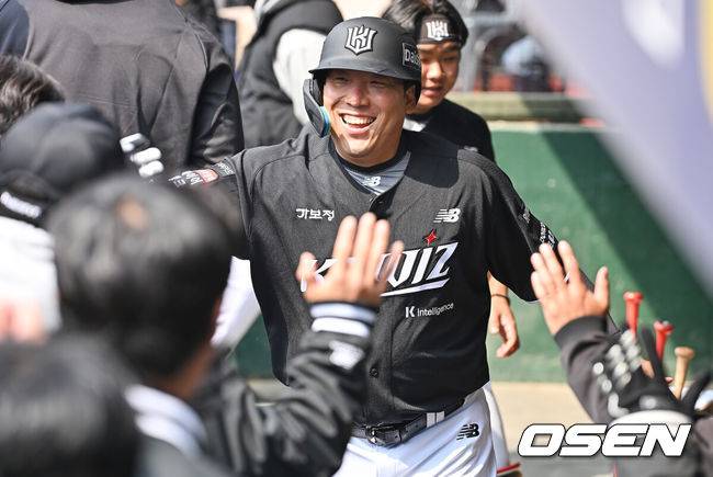 [OSEN=부산, 이석우 기자] 12일 부산 사직야구장에서 2026 신한 SOL KBO 리그 롯데 자이언츠와 KT 위즈의 시범경기가 열렸다. 이날 부산 사직과 이천, 대전, 광주, 마산 5개구장에서 막을 올렸다.KT 위즈 김현수가 1회초 1회초 1사 2루 힐리어드의 우익수 오른쪽 1타점 2루타때 득점을 올리고 기뻐하고 있다. 2026.03.12 / foto0307@osen.co.kr