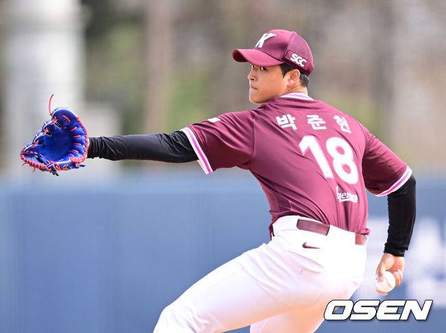 [OSEN=이천, 최규한 기자] 12일 경기도 이천 두산베어스파크에서 ‘2026 신한 SOL KBO리그’ 시범경기 두산 베어스와 키움 히어로즈의 경기가 열렸다.시범경기는&nbsp;오늘(12일)부터&nbsp;오는 24일까지 진행되며, 각 팀이 12경기씩 치러 총 60경기가 펼쳐질 예정이다.4회말 마운드에 오른 키움 박준현이 힘차게 공을 뿌리고 있다. 2026.03.12 / dreamer@osen.co.kr