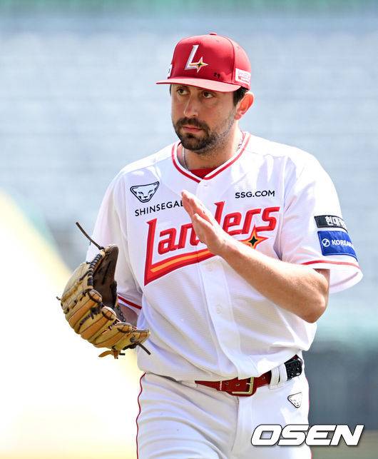 [OSEN=인천, 이대선 기자] 24일 인천 SSG랜더스필드에서 ‘2026 신한 SOL KBO리그’ 시범경기 SSG 랜더스와 롯데 자이언츠의 경기가 열렸다.시범경기는 오는 24일까지 각 팀당 12경기씩 총 60경기가 펼쳐진다.1회초 수비를 마친 SSG 베니지아노가 박수를 치며 더그아웃으로 가고 있다. 2026.03.24 / sunday@osen.co.kr