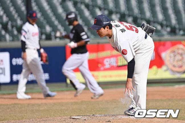 [OSEN=부산, 이석우 기자] 13일 부산 사직야구장에서 2026 신한 SOL KBO 리그 롯데 자이언츠와 KT 위즈의 시범경기가 열렸다. 홈팀 롯데는 쿄야마가 방문팀 KT는 보쉴리가 선발 출전했다.롯데 자이언츠 정현수가 7회초 무사 KT 위즈 김민석에게 좌중월 동점 솔로 홈런을 맞고 아쉬워하고 있다. 2026.03.13 / foto0307@osen.co.kr
