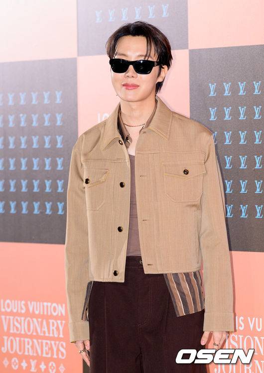 [OSEN=이대선 기자] 3일 오후 서울 중구 신세계 백화점 본점에서 루이비통의 포토콜 행사가 열렸다.이날 블랙핑크 리사, BTS 제이홉, 스트레이키즈 필릭스, 배우 공유, 배우 전지현, 배우 정호연, 배우 신민아, 배우 원지안이 참석해 자리를 빛냈다.그룹 방탄소년단 제이홉이 포토타임을 가지고 있다. 2025.12.03 /sunday@osen.co.kr