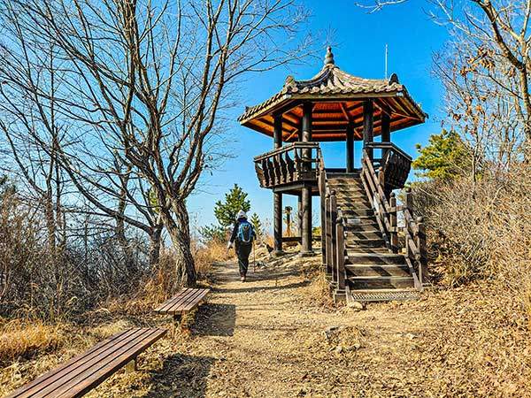 고락산 정상. 2층 팔각정 아래 삼각점과 정상석이 있다.