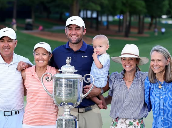 스코티 셰플러(미국)가 지난해 시즌 두 번째 메이저 대회인 PGA 챔피언십에서 우승한 뒤 가족과 기념 촬영을 하고 있다. 스코티 셰플러 SNS
