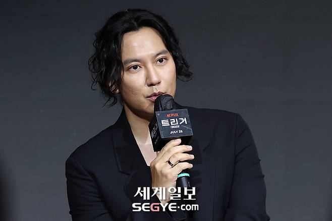 배우 김남길이 26일 첫 싱글 '너에게 가고 있어'를 발매하며 가수로 데뷔했다. 사진은 지난해 7월 22일 서울 마포구 호텔 나루 서울 엠갤러리에서 열린 넷플릭스 '트리거' 제작발표회에 참석해 포즈를 취하는 김남길. 한윤종 기자