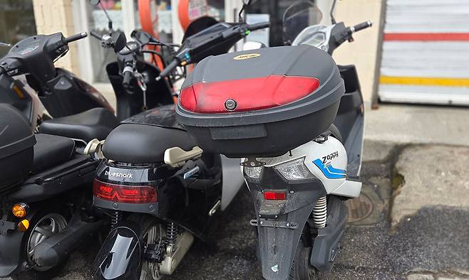 지난 6일 서울의 한 오토바이 수리대리점에 번호판이 제거된 전기이륜차가 줄줄이 세워져 있는 모습.