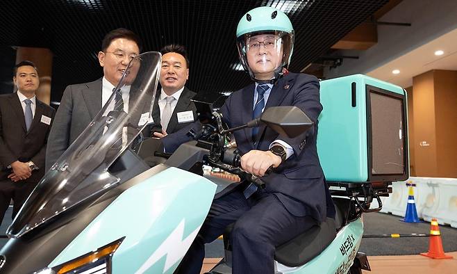 김성환 기후에너지환경부 장관이 5일 경기도 하남시 배민라이더스쿨에서 배달용 전기이륜차 보급 활성화 업무협약 체결 후 전기 이륜차를 시승하고 있다. 기후에너지환경부 제공