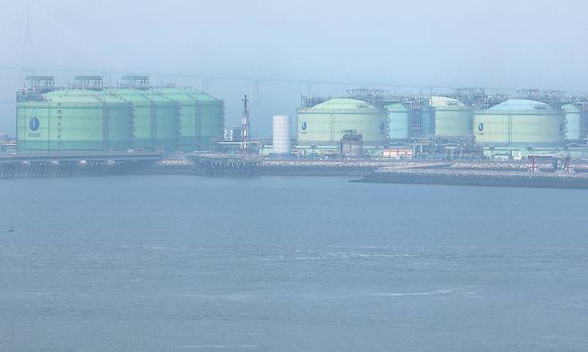 중동 전쟁 여파로 국내 LNG 공급 차질 우려가 커지고 있다. 사진은 23일 안산 단원구의 한 항구에서 국내 최대 규모의 액화천연가스(LNG) 저장능력을 갖추고 있는 인천 송도 한국가스공사 인천생산기지 내 LNG 저장탱크 모습. 연합뉴스