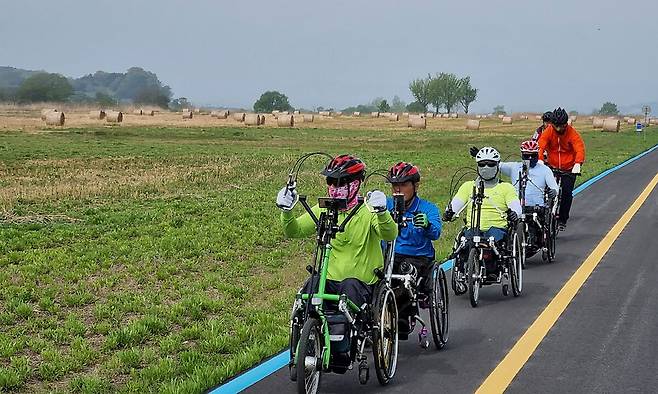 전북 지역 척수장애인 단체 회원들이 춘천부터 인천에 이르는 한강 자전거도로를 휠체어 사이클로 달리고 있다. 사랑의열매 제공