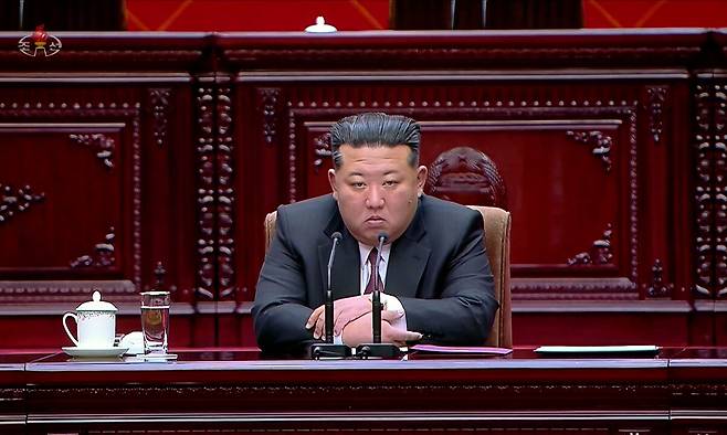북한은 지난 22일 평양에서 최고인민회의 제15기 제1차 회의를 열고 김정은을 국무위원장으로 재추대하고 조용원을 최고인민회의 의장으로 선출했다고 조선중앙TV가 23일 보도했다. 조선중앙TV 화면·연합뉴스