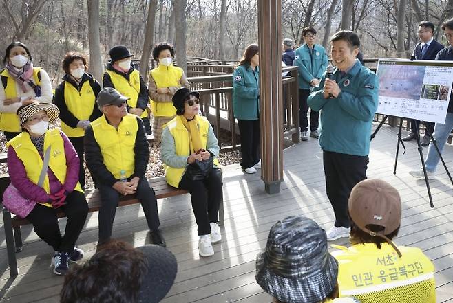 전성수(오른쪽) 서울 서초구청장이 지난 19일 우면산 둘레길 4코스에서 진행된 해빙기 현장 안전 점검에 앞서 주민들에게 인사말을 하고 있다. 서초구 제공