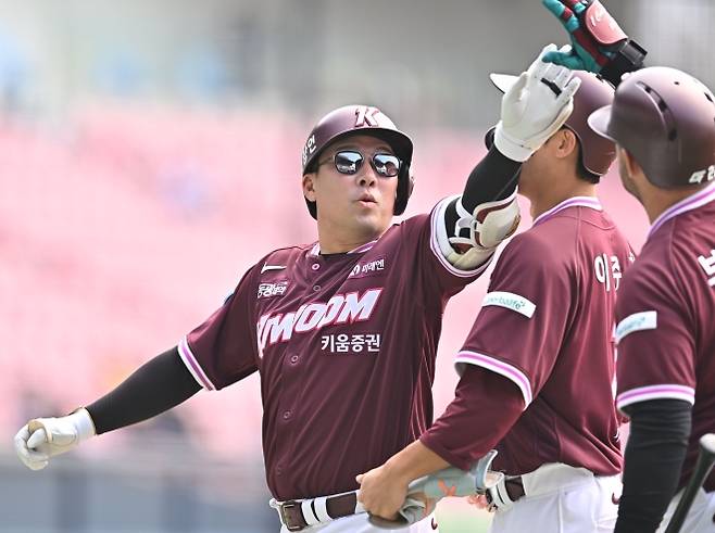 안치홍, 기분 좋은 홈런 마무리 - 키움 히어로즈 안치홍(왼쪽)이 24일 서울 잠실구장에서 열린 프로야구 시범경기 LG 트윈스와의 최종전에서 1회초 선제 투런포를 날린 뒤 트렌턴 브룩스(오른쪽)와 하이파이브하고 있다. 스포츠서울 최승섭 기자
