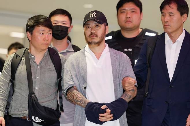 ‘마약왕’ 박왕열, 국내 송환 - 필리핀에서 복역 중이던 이른바 ‘마약왕’ 박왕열(48)이 25일 한국으로 송환, 인천국제공항에서 이송되고 있다. 2026.3.25 뉴스1