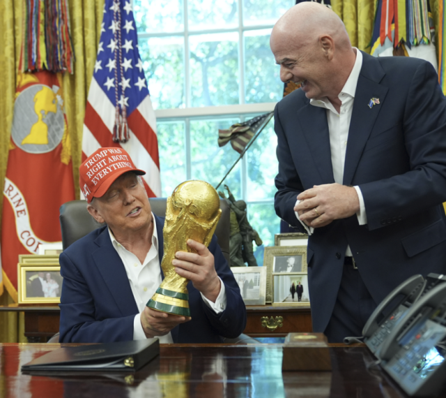 도널드 트럼프 미국 대통령이 지난해 8월 미국 워싱턴DC 백악관 집무실에서 열린 행사에서 잔니 인판티노 FIFA 회장과 대화하며 FIFA 월드컵 우승 트로피를 들어보이고 있다. 워싱턴 로이터 연합뉴스