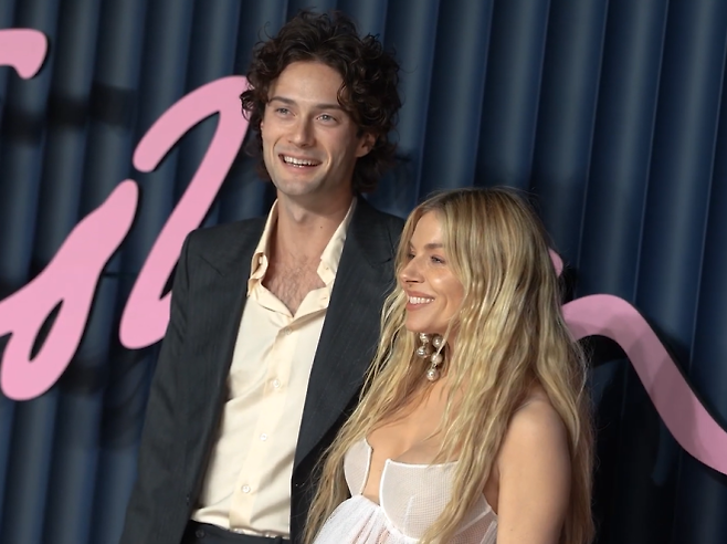 지난해 12월 1일(현지시간) 영국 런던에서 열린 패션 어워드에 남자친구 올리 그린과 함께 참석한 시에나 밀러. 유튜브 채널 ‘웁시’ 캡처