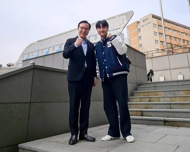 임태희 경기도교육감과 화성 병점고 출신 유하진(사진 오른쪽)씨. 임태희 교육감 페이스북 캡처