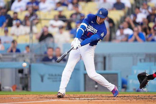 오타이 쇼헤이(로스앤젤레스 다저스)가 25일(한국시간) 미국 캘리포니아주 로스앤젤레스의 다저 스타디움에서 열린 2026 미국 프로야구 메이저리그 LA 에인절스와의 시범경기에서 4회말 타석에서 스윙하고 있다. 2026.3.24 로스앤젤레스 AP 연합뉴스