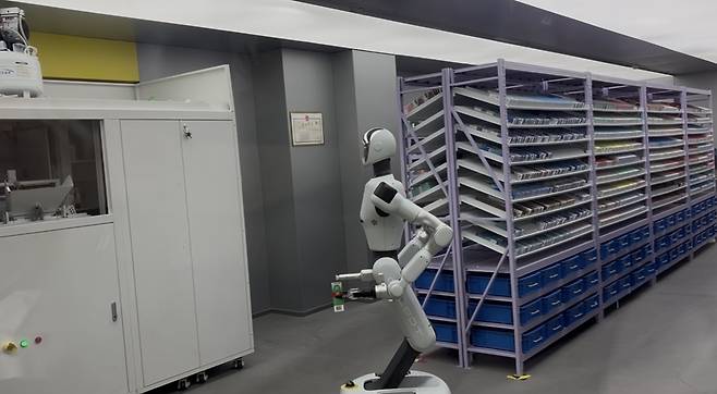 갤봇의 G1 로봇이 베이징 하이뎬구 소재 무인 렌즈 가게에서 렌즈를 꺼내든 뒤 포장대로 하고 있다. 베이징=정다은 특파원