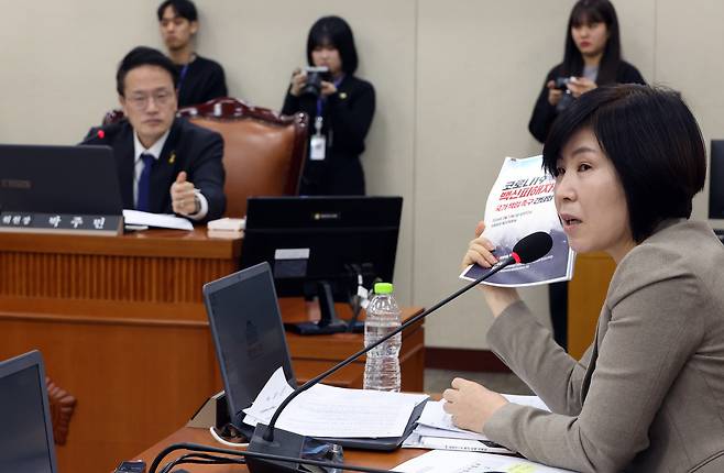 국회 보건복지위원회 김미애 국민의힘 간사가 이달 13일 국회에서 열린 보건복지위원회 제2차 전체 회의에서 코로나19 이물질 백신 관련 청문회개최를 요구하고 있다. 연합뉴스