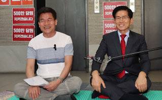 유튜버 전한길(왼쪽·본명 전유관) 씨가 2025년 8월 18일 서울 여의도 국민의힘 중앙당사를 찾아 특검의 국민의힘 압수수색 저지 농성 중인 김문수 당대표 후보와 만나 대화하고 있다. 뉴스1