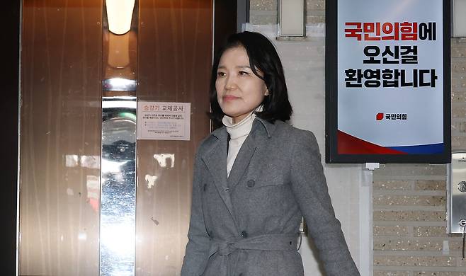 대구시장 경선에서 컷오프된 이진숙 전 방송통신위원장이 3월24일 서울 국민의힘 중앙당사에서 경선 결과에 대한 입장을 밝힌 뒤 당사를 나서고 있다. ⓒ연합뉴스