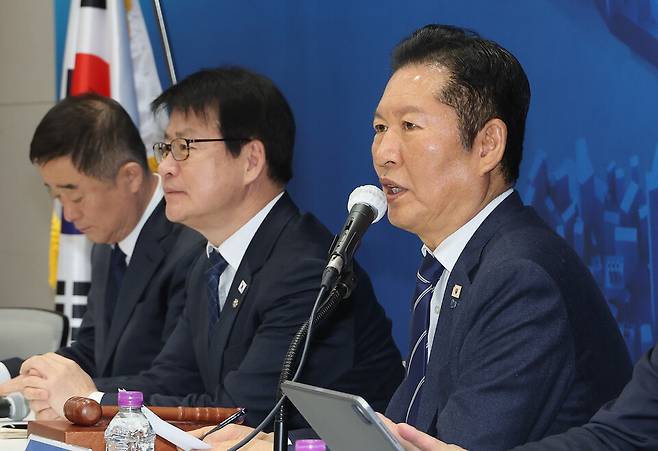 정청래 더불어민주당 대표가 25일 충북 충주시 유네스코국제무예센터 국제회의장에서 열린 민생현장 최고위원회의에서 발언하고 있다. ⓒ연합뉴스