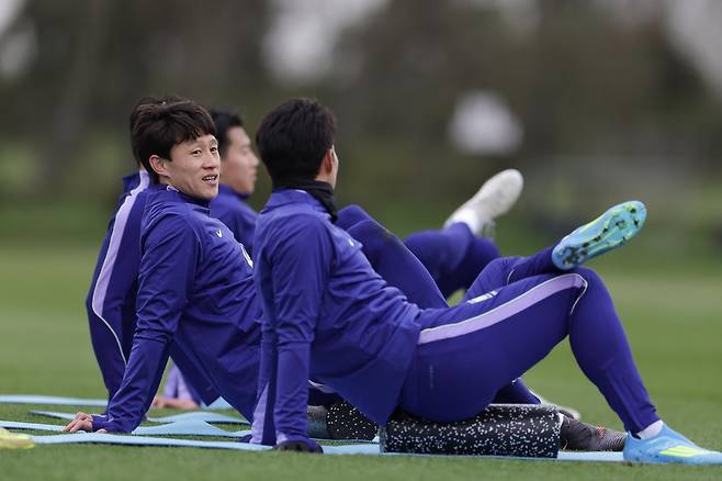 축구대표팀 베테랑 이재성이 코트디부아르와 친선전을 앞두고 영국 밀턴킨스의 MK돈스 훈련장서 진행된 팀 훈련 도중 동료와 대화하고 있다. 사진제공｜대한축구협회